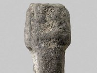 Aeg T 13  Aeg T 13, Dritte Zwischenzeit, Uschebti, Gräulicher Ton, H 8,5 cm, B 3,5 cm, T 3,0 cm : Bestandskatalog Ägypten, Museumsfoto: Claus Cordes